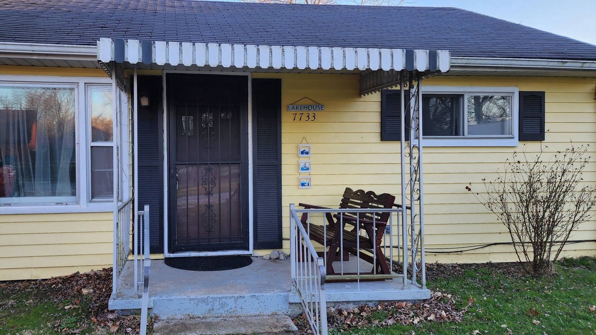 Celina House | Cozy updated home w/channel access, deck, firepit & huge yard!