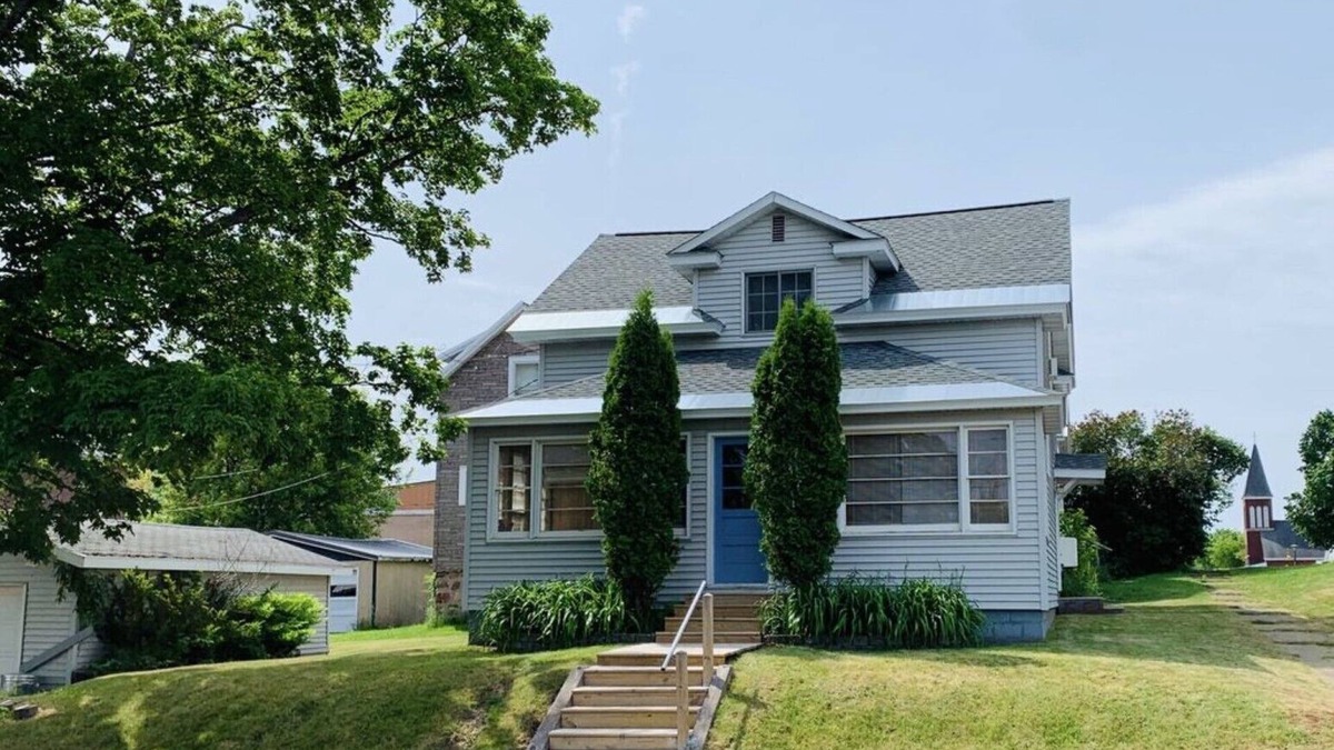 Wakefield House | Cozy, updated, near the lake and 5 minutes to ski hills.