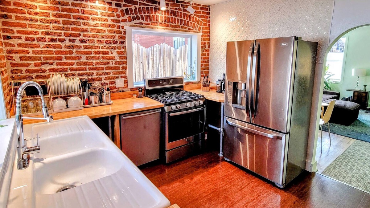 Sunnyside House | Cozy Updated Victorian Bungalow close to everything, no fees!