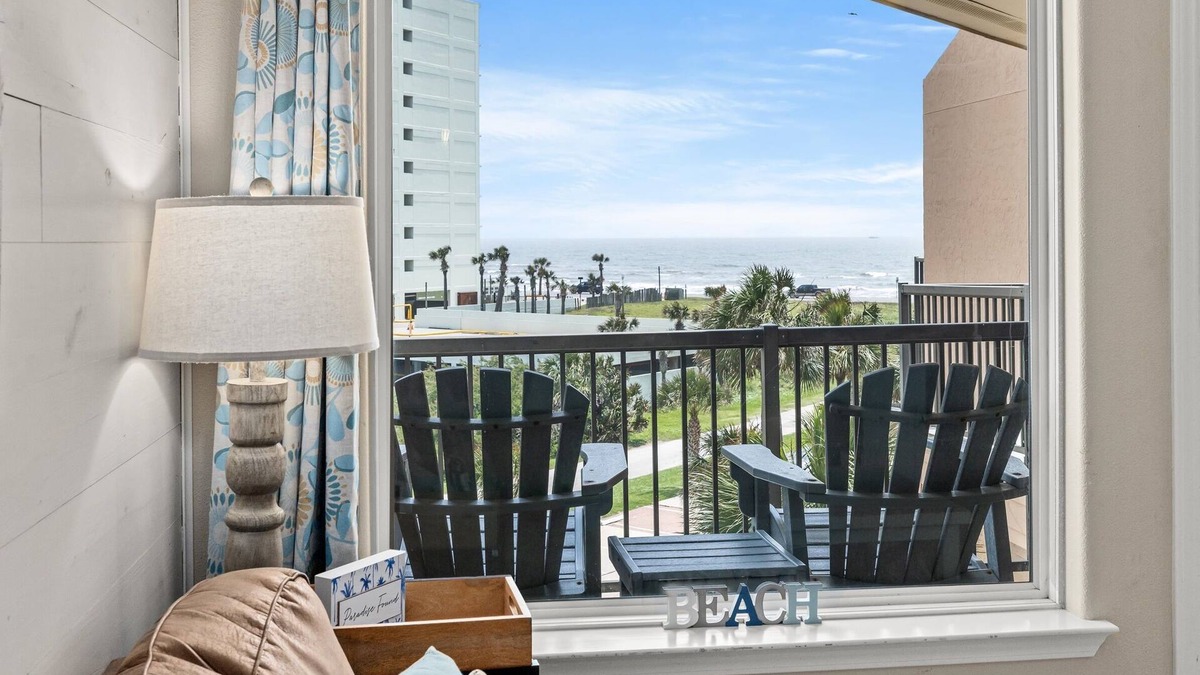 Galveston Condo | Cozy & Updated, W/D in condo, Dog Friendly!