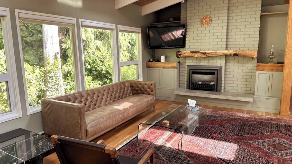 North Vancouver House | Cozy Upper Level - West Coast Contemporary House