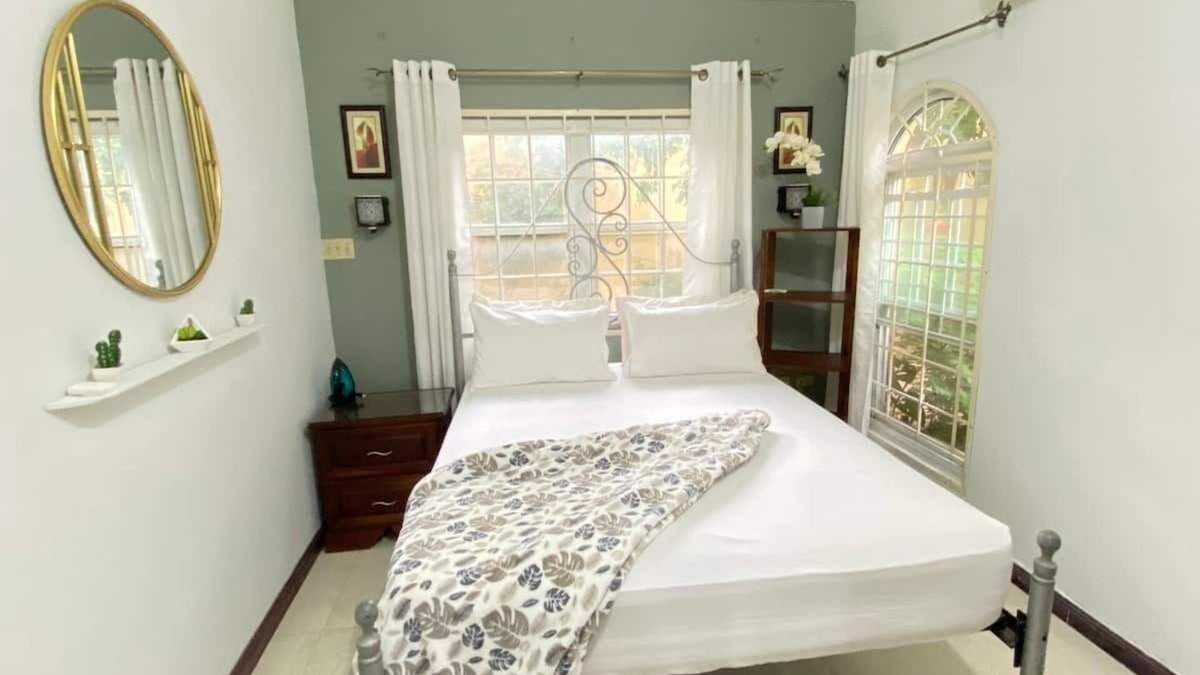 Barbican Apartment | Cozy upscale apartment centrally located in Kingston 6