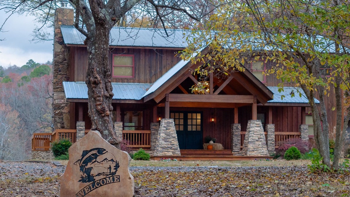 Wilburn Cabin | Cozy, upscale cabin with best view and fishing on the river!