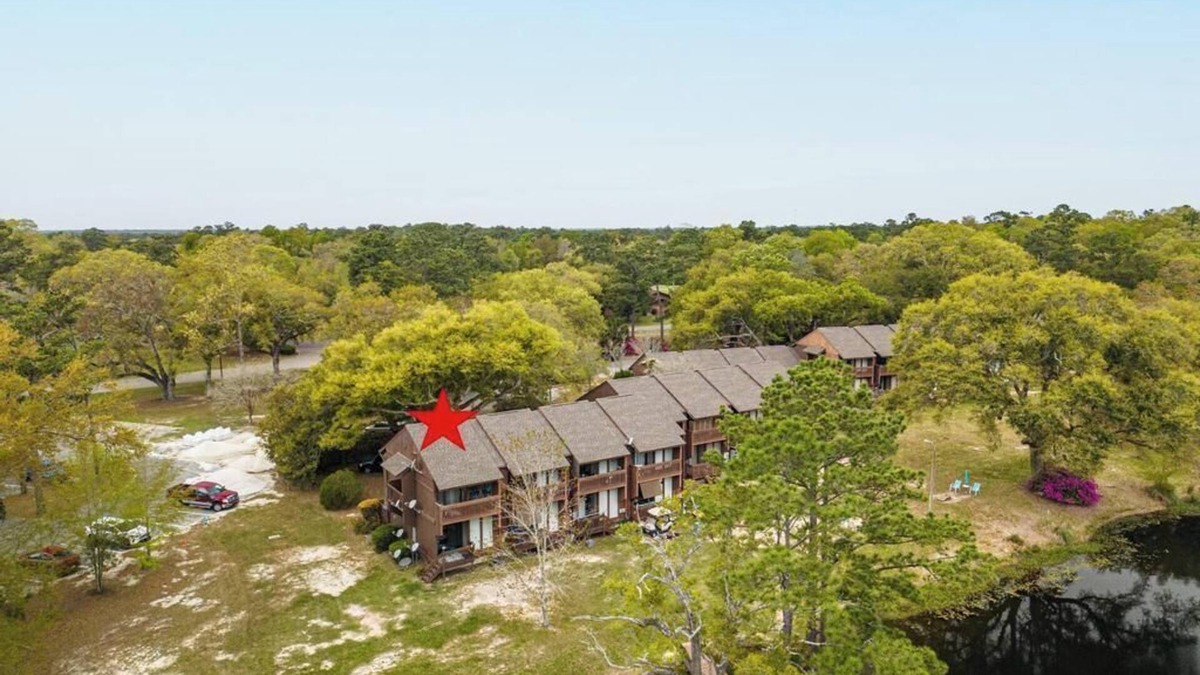 Diamondhead Condo | Cozy upstairs Studio Condo at Diamondhead overlooking the Lake & Country Club