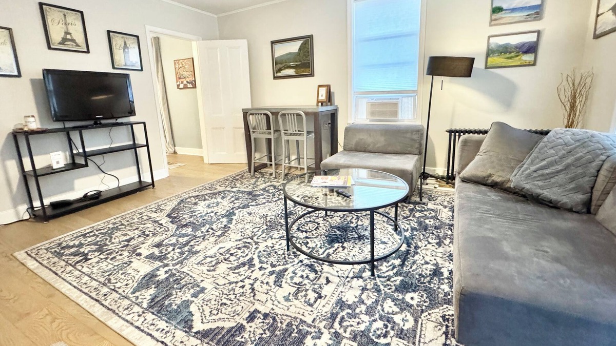 Kingston Apartment | Cozy Uptown Getaway