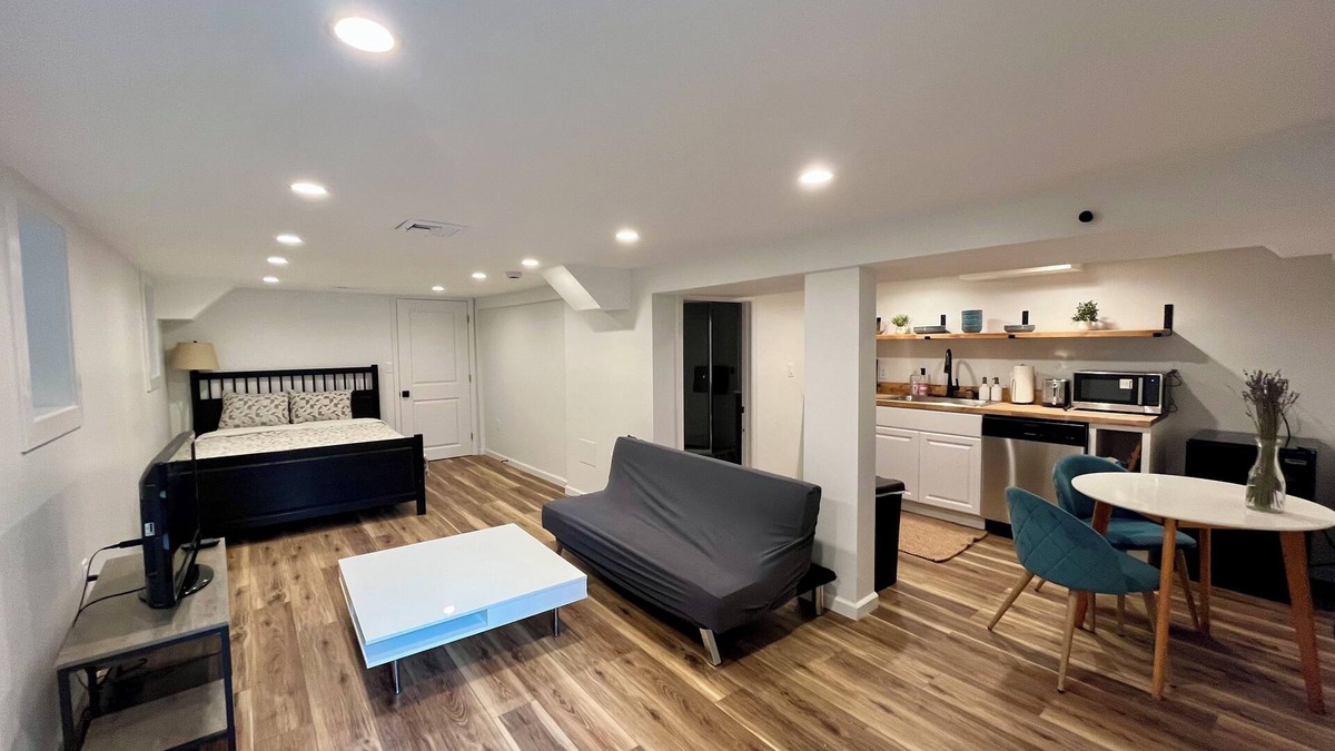 The Heights Apartment | Cozy urban oasis 15 minutes to Manhattan, American Dream & MetLife Stadium