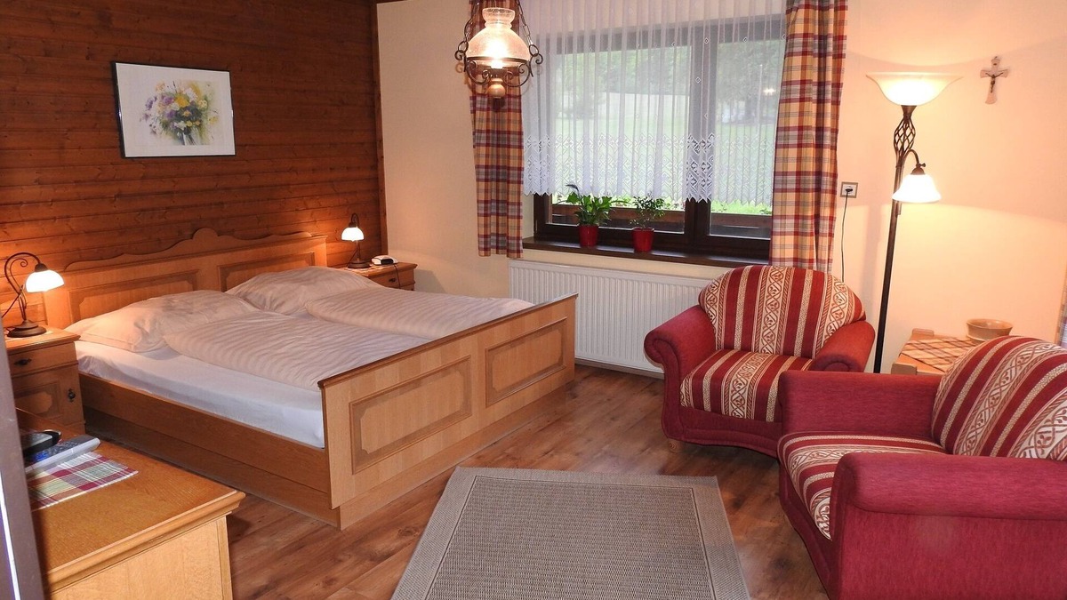Kernhof Apartment | Cozy vacation apartment with large balcony (pets allowed)