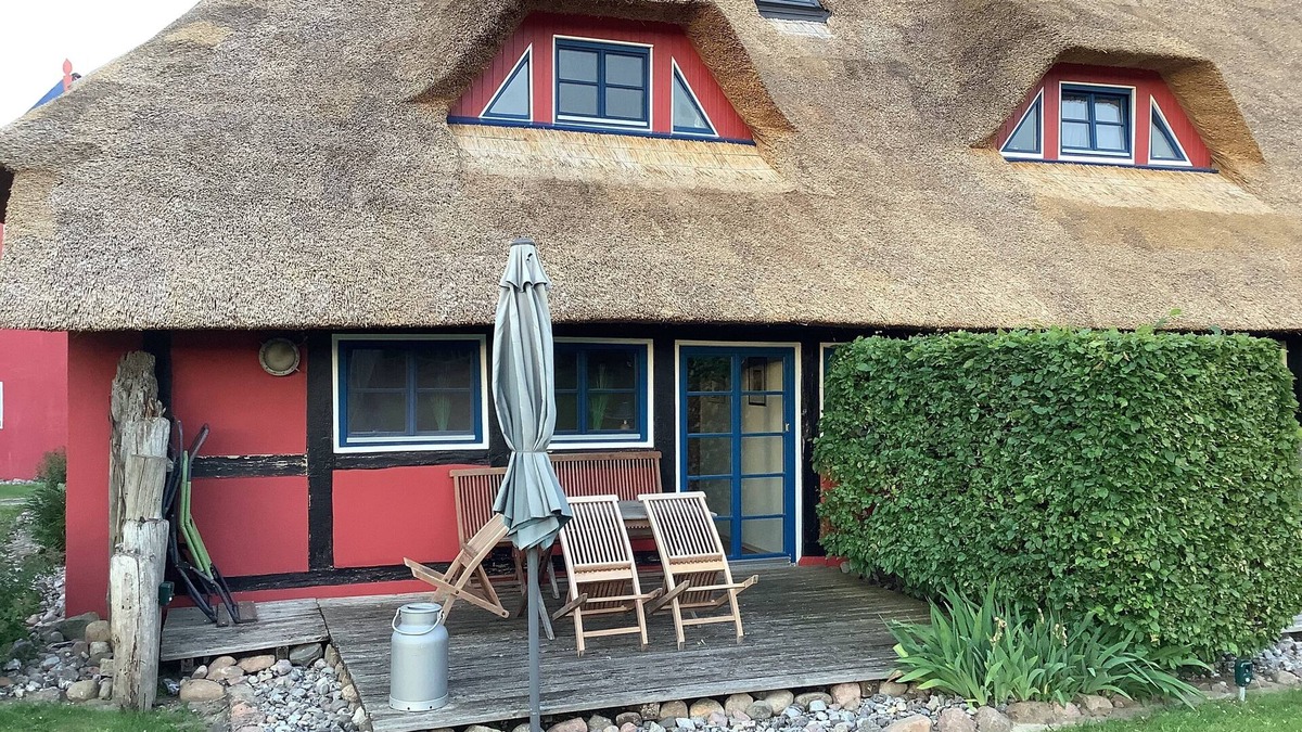 Zarnitz Apartment | Cozy vacation apartment with thatched roof on the Achterwasser nature reserve