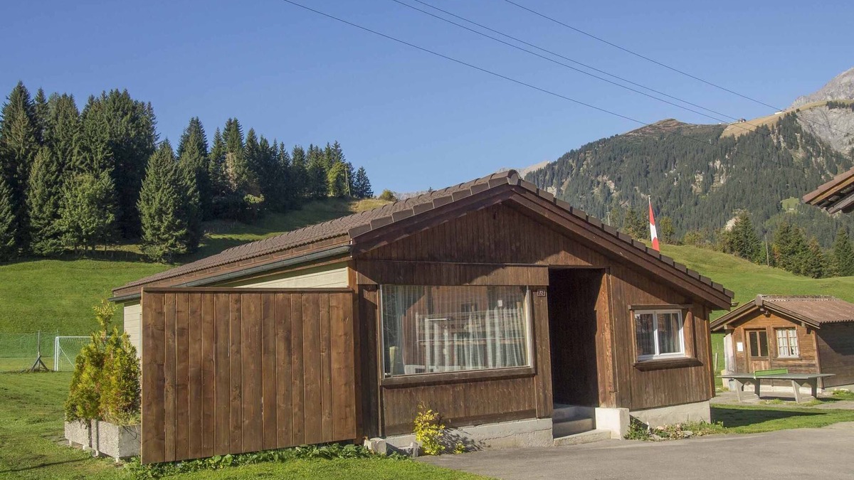 Adelboden House | Cozy vacation chalet with lots of space and seating area