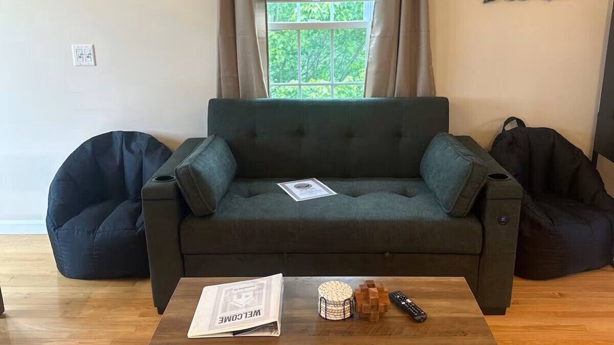 Freetown Apartment | Cozy Valley View Studio