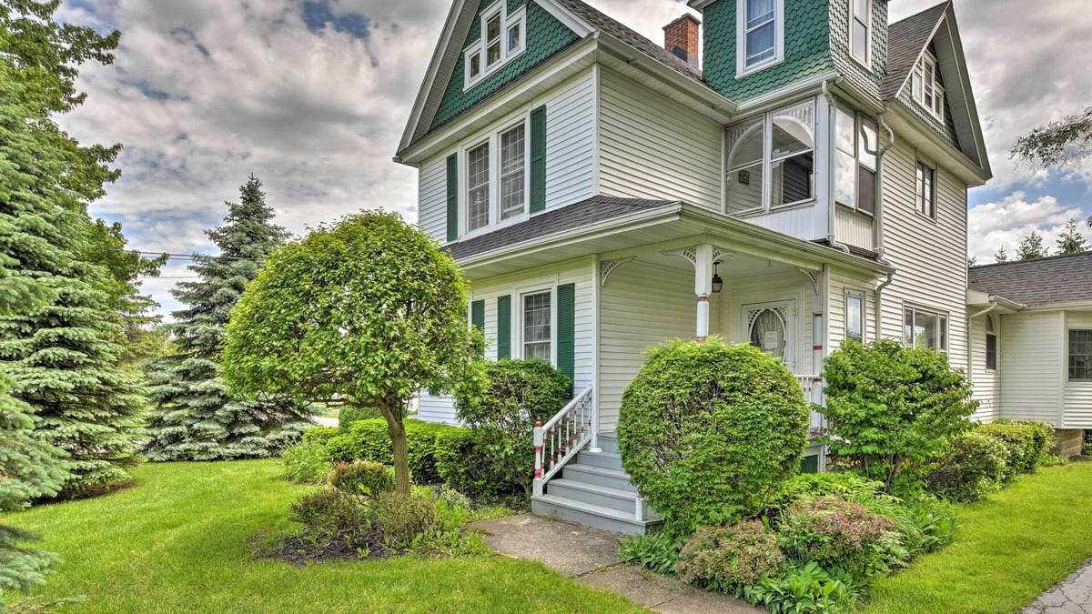 Elma House | Cozy 'Victoria House': 14 Mi to Downtown Buffalo!