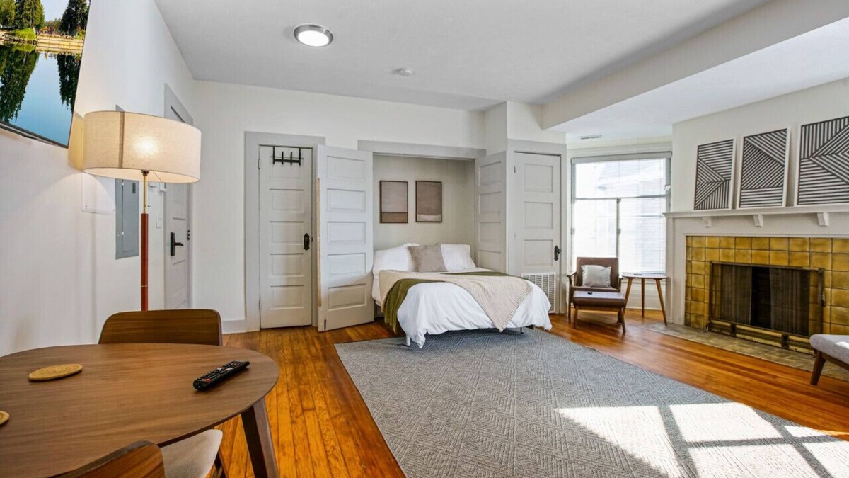 Hough Apartment | Cozy Victorian Studio Steps from Cleveland Clinic