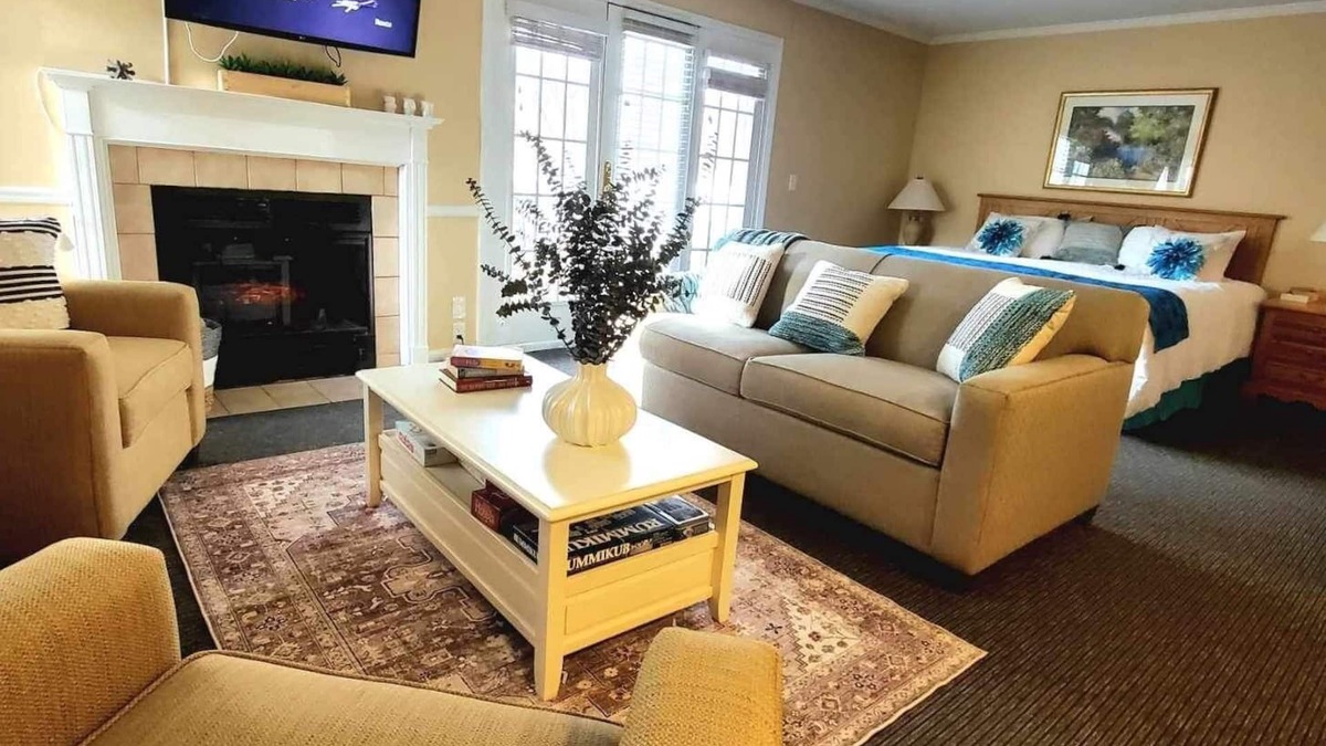 Norwich Condo | Cozy villa at Spa, 2 min to Mohegan, king-size bed, hot tub, sauna, and pool!
