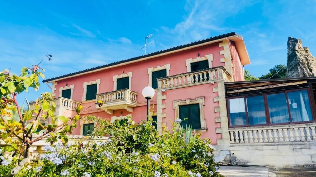 Nicosia Villa | Cozy villa nestled in the green Sicilian countryside