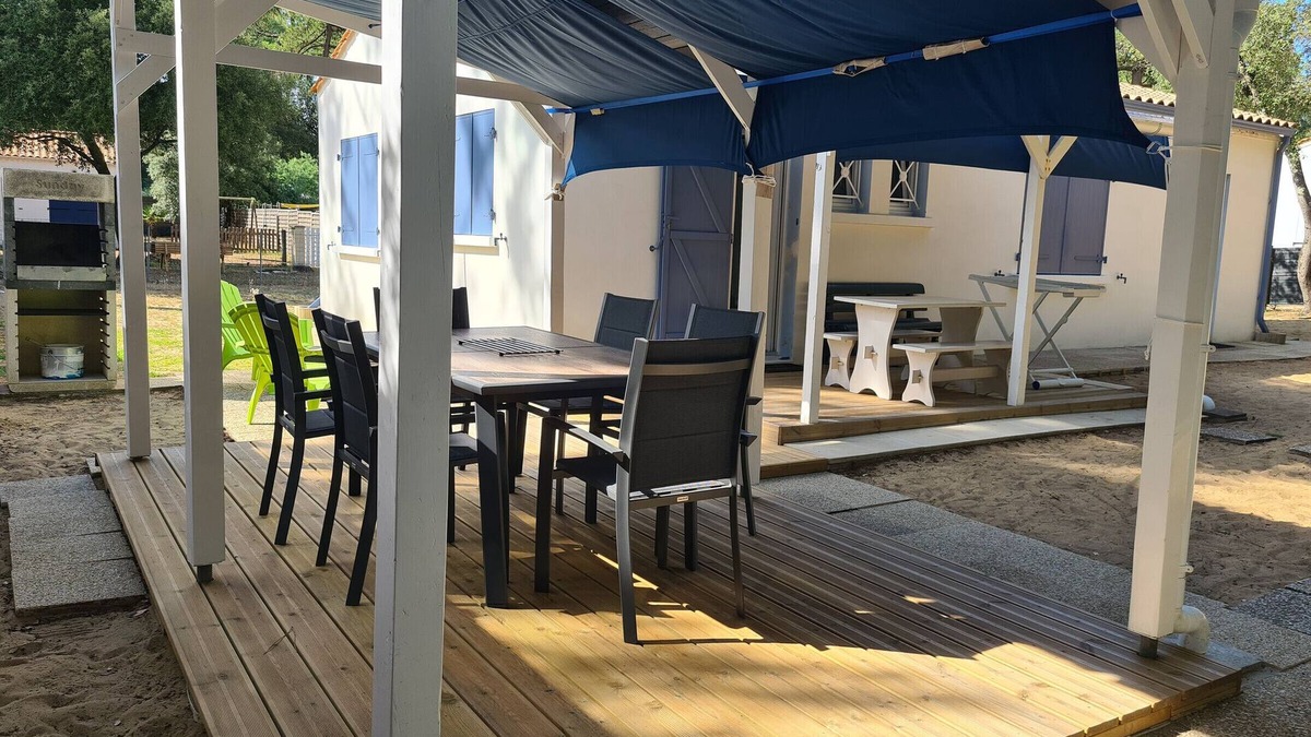 Les Conches House | Cozy Villa with Garden, Near Beach and Shops, Parking Included