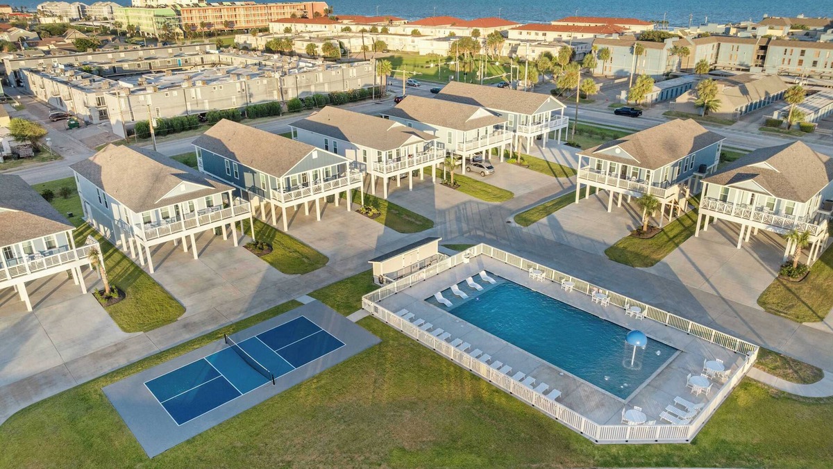 Galveston House | Cozy Villa: Walk to Beach!