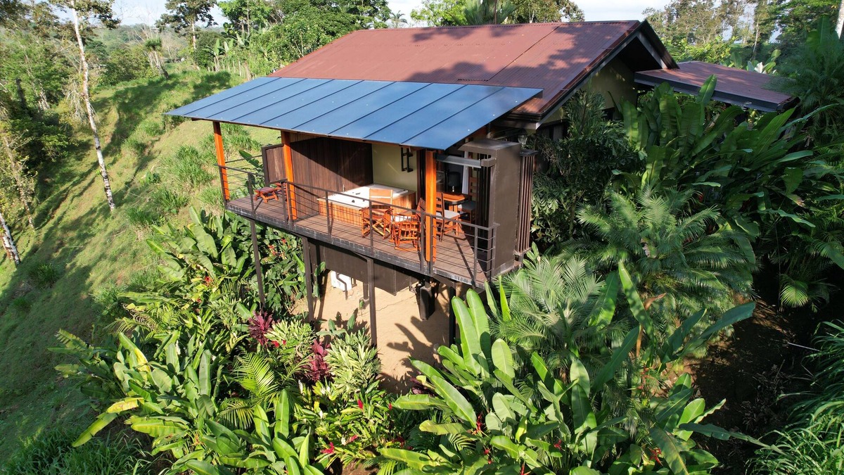 Monterrey Villa | Cozy villa with AC, jacuzzi, WiFi near La Fortuna and Arenal Volcano, Costa Rica