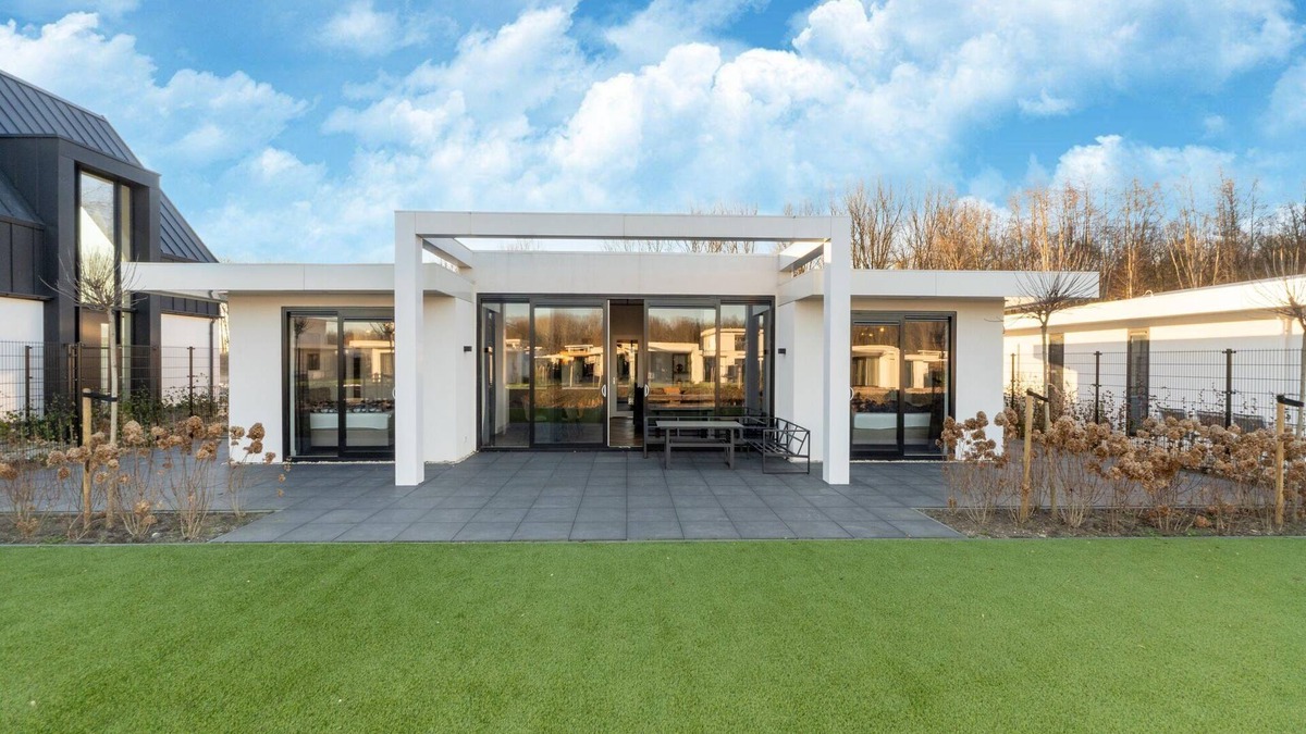 Zeewolde Villa | Cozy Villa with Lakeside Views