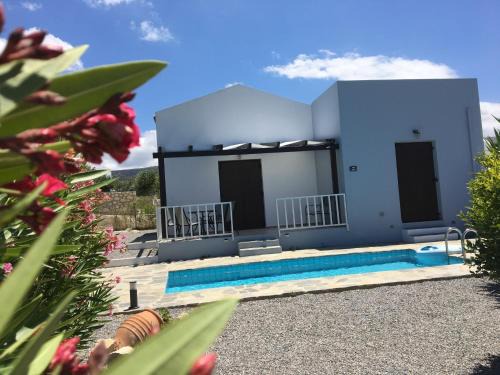 Kirianna Villa | Cozy Villa with Pool and Parasol in Kirianna