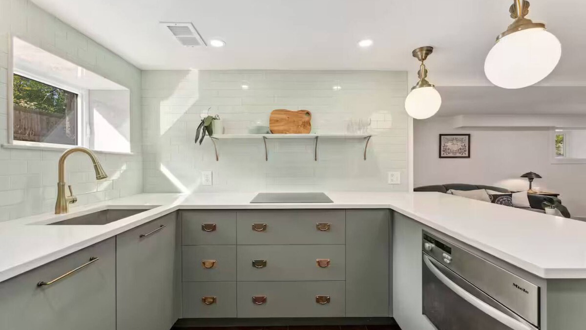 West Highland Apartment | Cozy vintage charm, super walkable