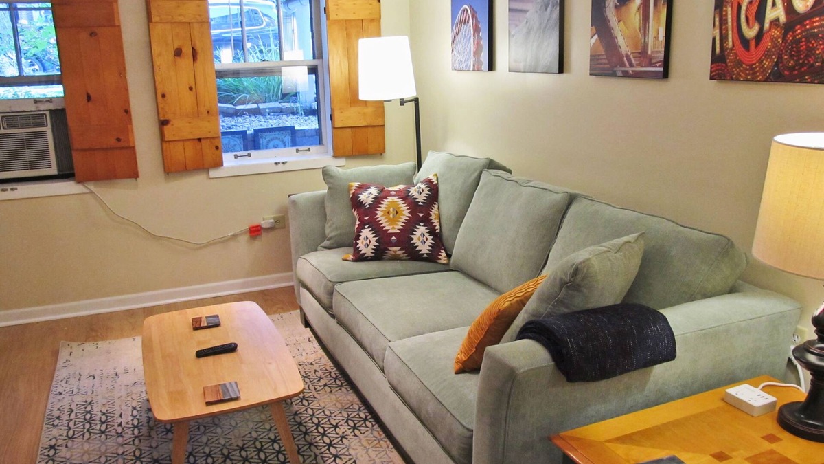 Ukrainian Village Apartment | Cozy Vintage Chicago Apartment near Downtown