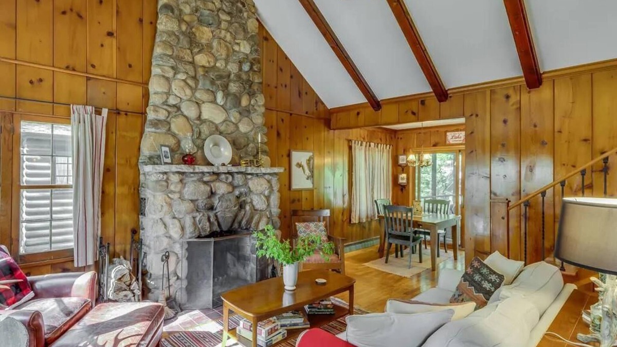 Michiana Shores Cottage | Cozy Vintage Michiana Shores Cottage w/Fireplace, Firepit, & Screened-in Porch