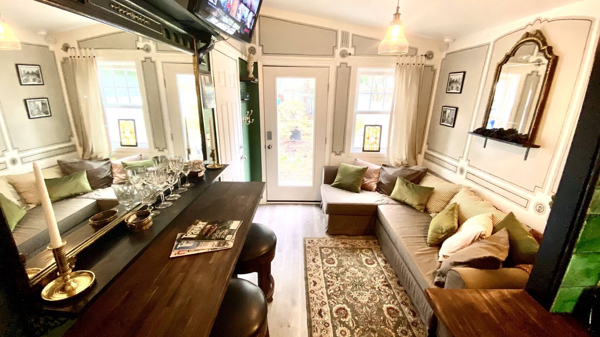 Lents Apartment | Cozy Vintage Pub Theme in a Semi-detached Apartment