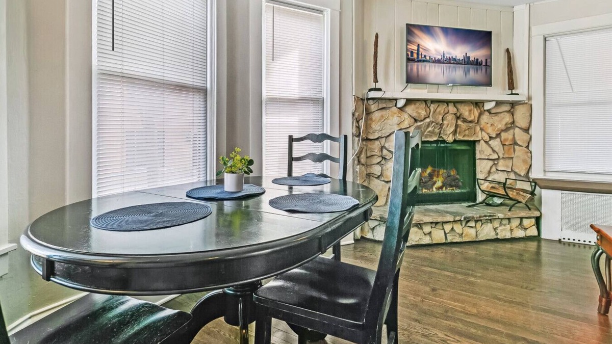Libertyville Apartment | Cozy W fireplace Near DT Libertyville & Naval Base