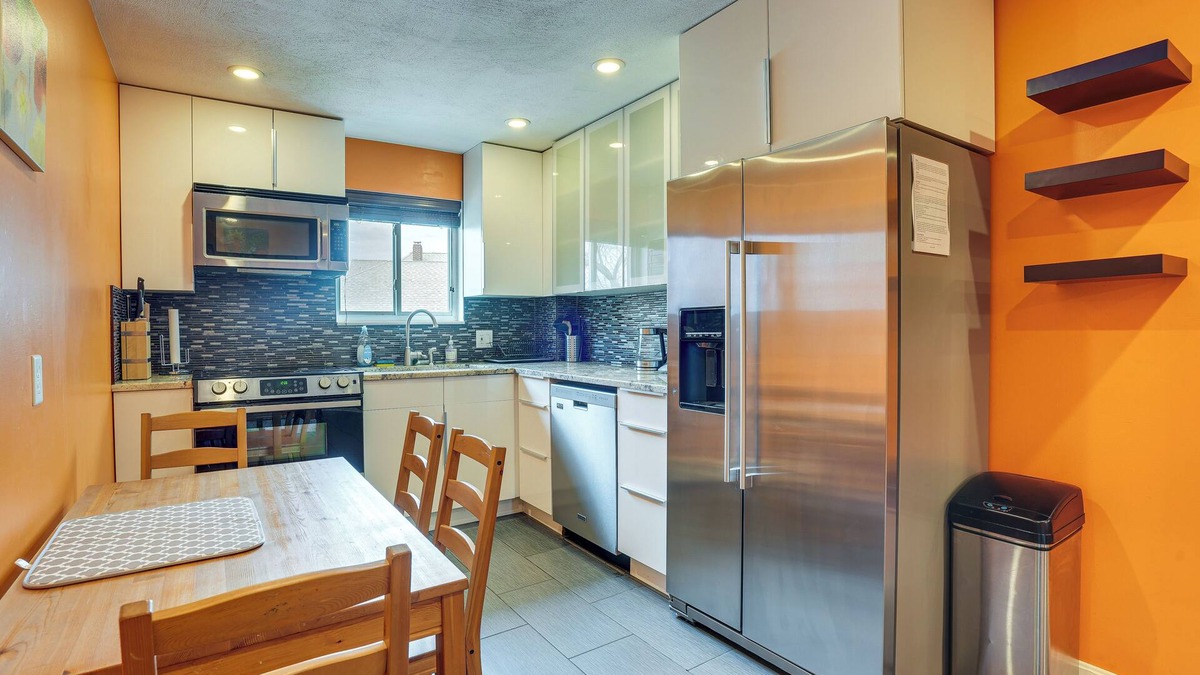 South Side Condo | Cozy Waltham Condo ~ 11 Mi to Downtown Boston!