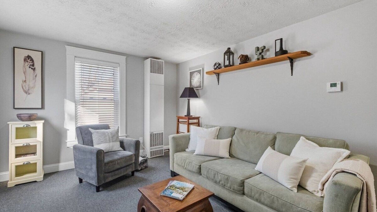 Manchester Apartment | Cozy & Warm 2nd Flr Mid Term Rental