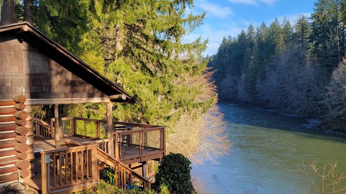 Castle Rock Cabin | Cozy Washington Log Cabin: Riverside Retreat