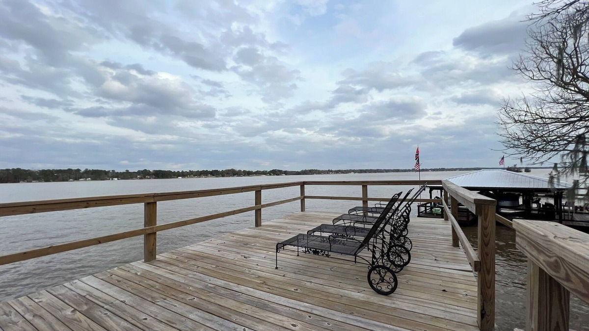 Cobb House | Cozy Water Front Home with Panoramic Lake View