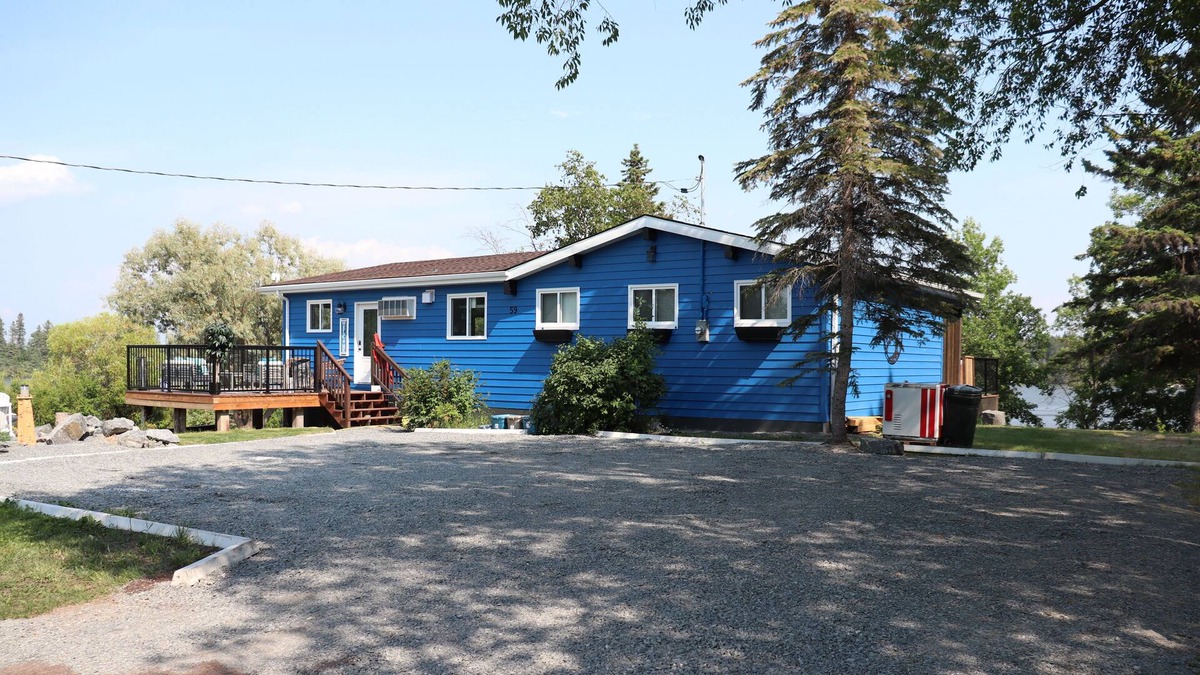 Lac du Bonnet Cottage | Cozy waterfront cabin with spectacular views and great open living space.