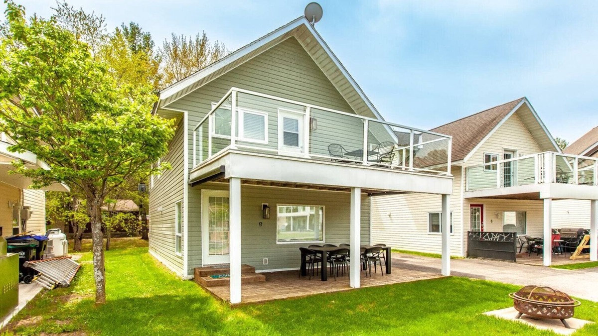 Gravenhurst Cottage | Cozy waterfront cottage with a private dock for boats