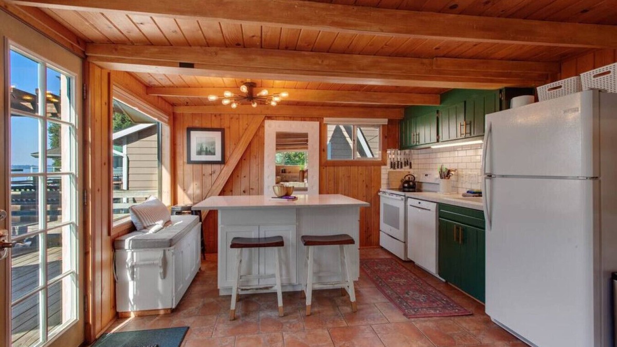 Coeur d'Alene Cabin | Cozy Waterfront Cabin in Kidd Island Bay