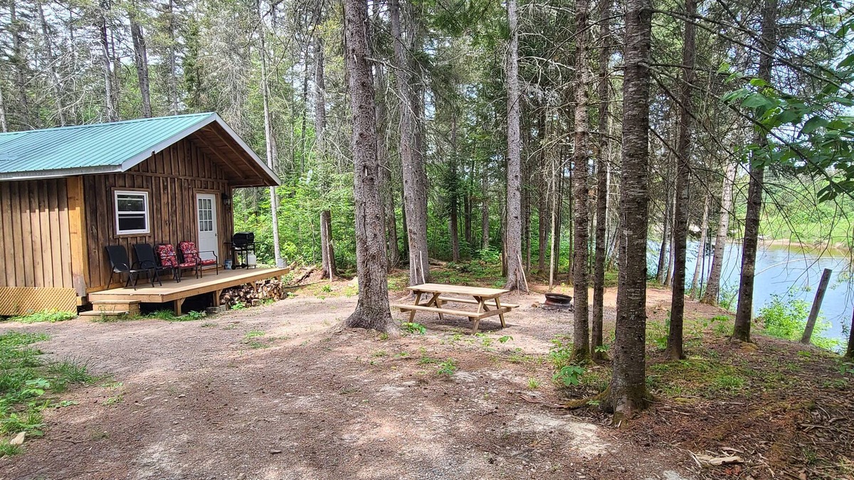 Algoma District Cabin | Cozy waterfront cabin