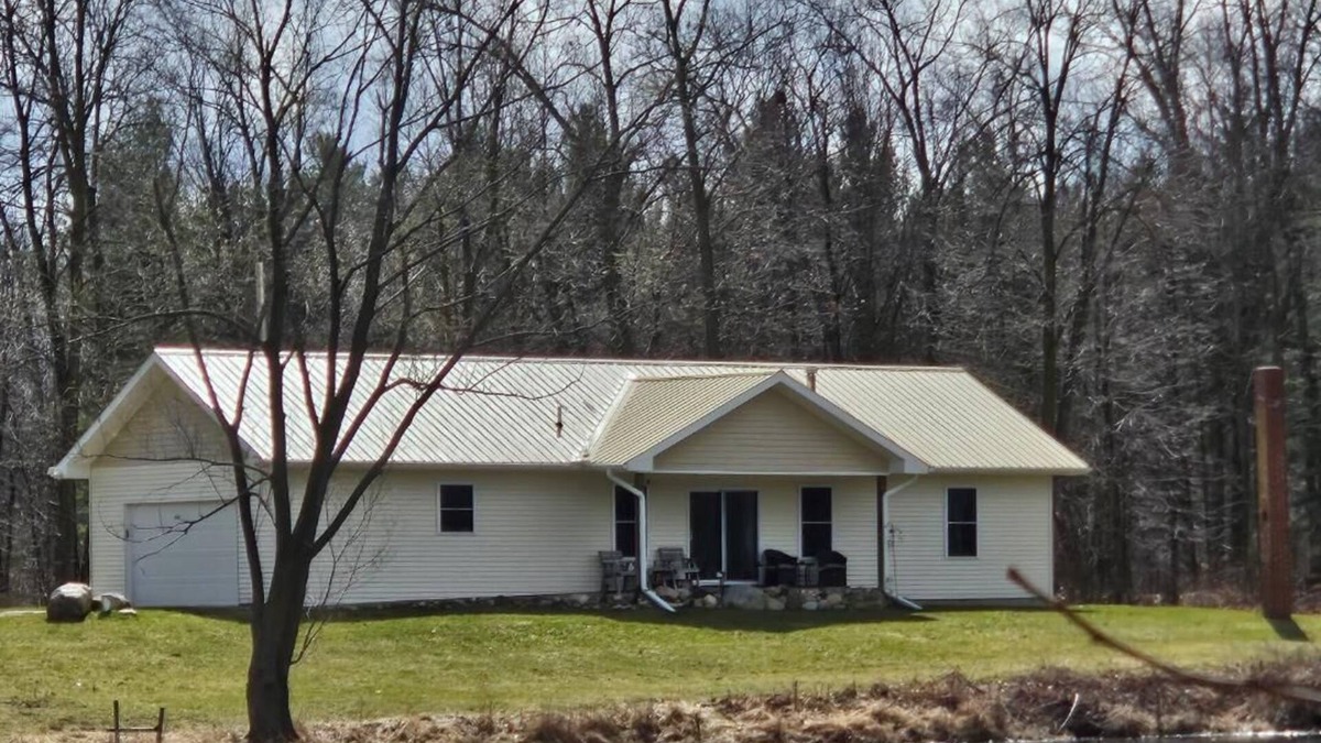Moscow House | Cozy waterfront cottage on 40 acres. Great fishing kayaking & hunting!