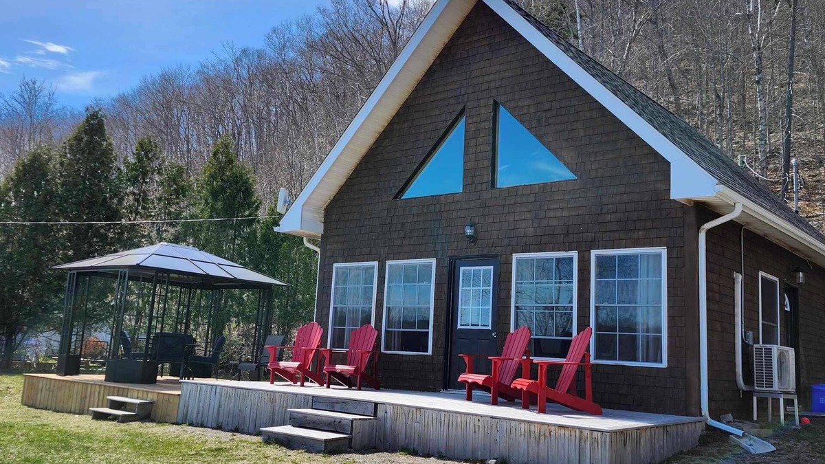 Clifton Royal Cottage | Cozy Waterfront Cottage on the Kennebecasis River. Pet Friendly!