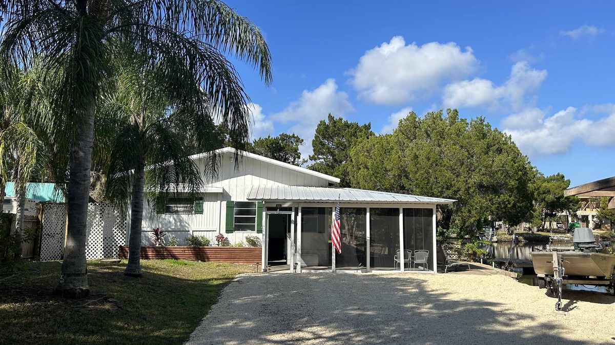 Crystal River House | Cozy Waterfront Fish Camp- Catch Dinner from your Dock!