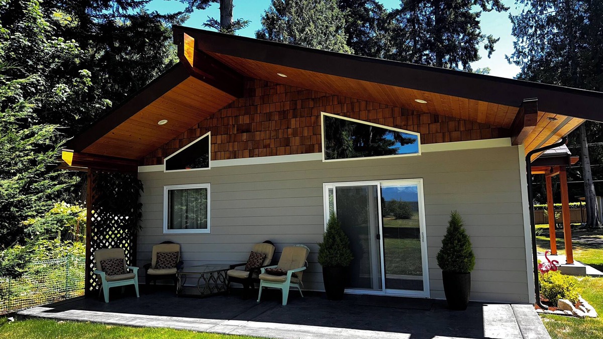 Hansville Cabin | Cozy waterfront Guest House with spa in serene Hansville with WiFi access