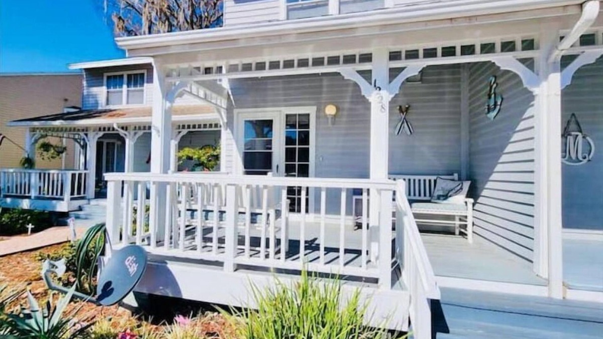 Inverness House | Cozy Waterfront home w/kayaks/Lake Henderson/Withlacoochee Bike Trail/Springs