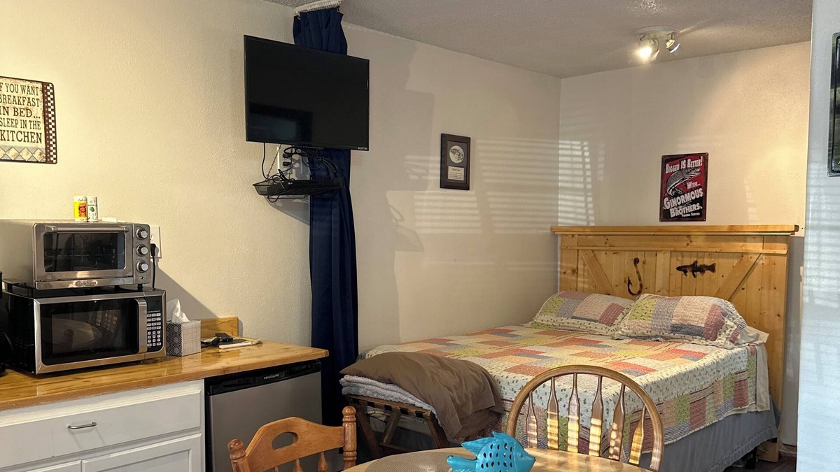 Mammoth Spring Cabin | Cozy weekend get-a-way cabin within walking distance from State park.