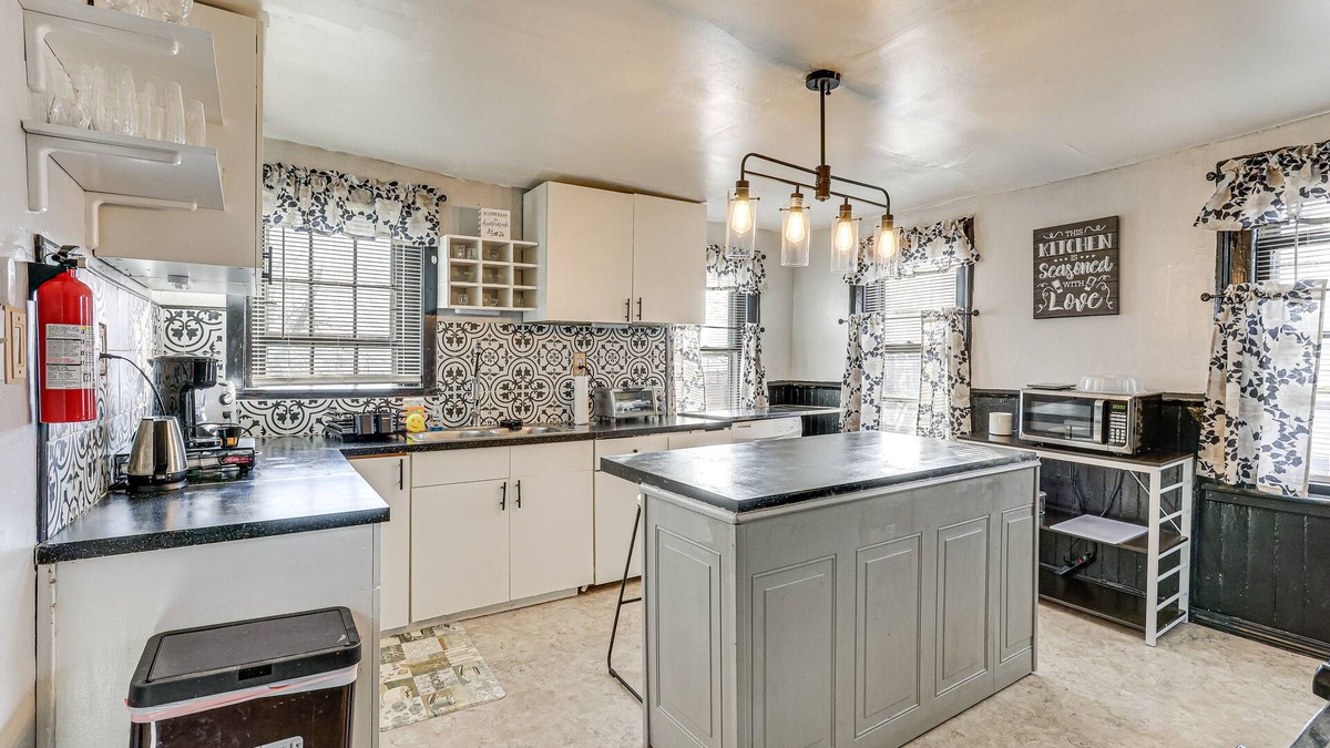 West Haven Apartment | Cozy West Haven Condo w/ Views, Walk to Beach!