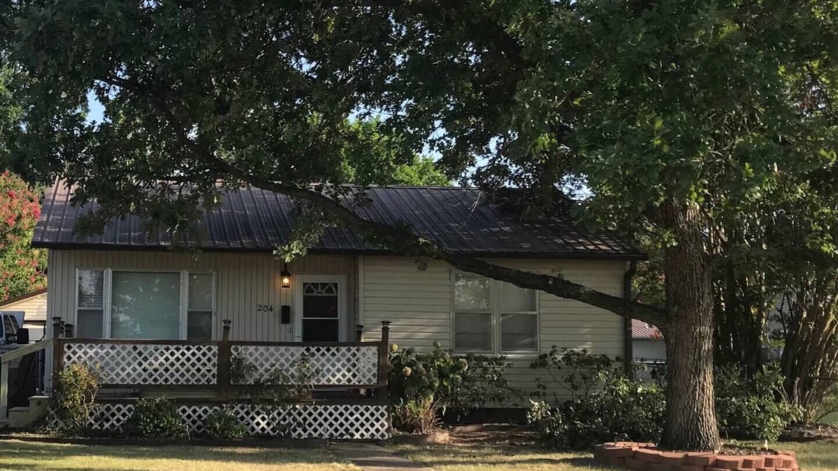 Eufaula Cottage | Cozy western cabin cottage with tons of entertaining space by marina in Eufaula!