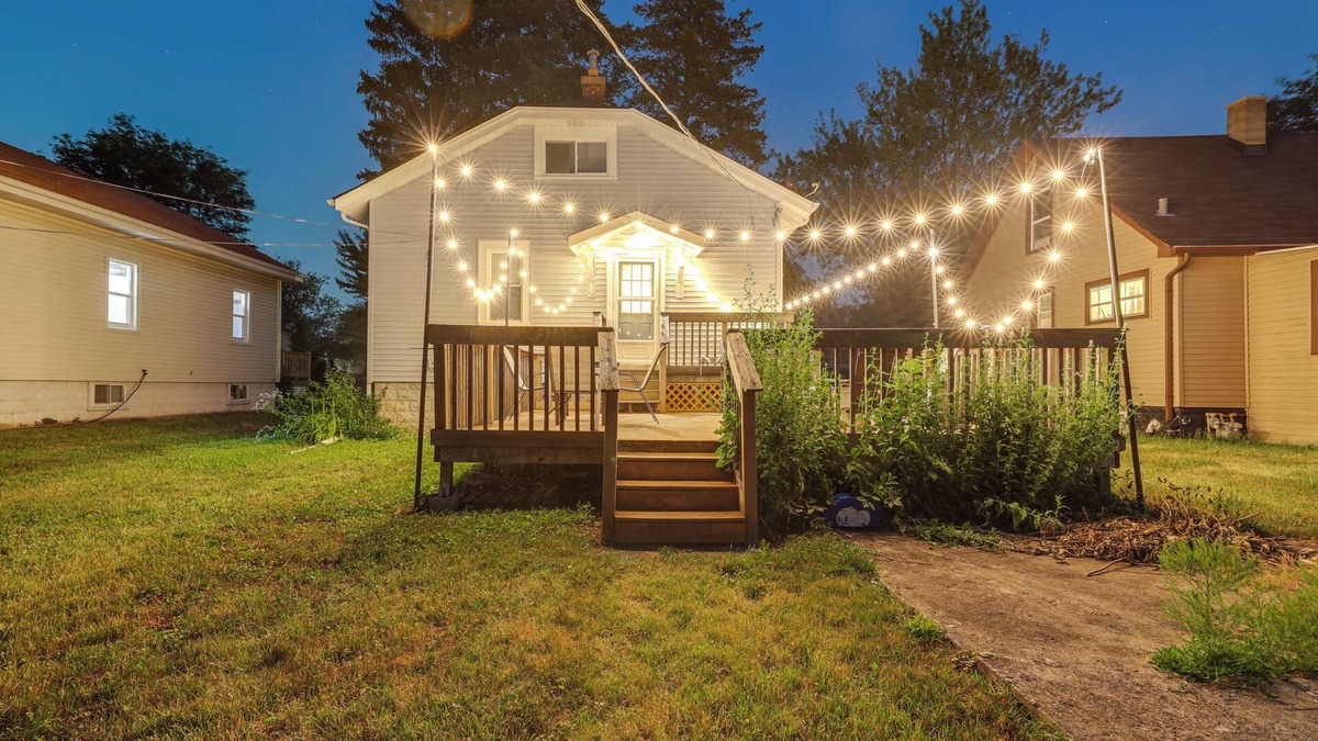 Westmont House | Cozy Westmont Home: Walk to Metra Station!