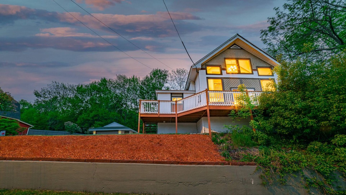 Berlin House | Cozy White Mountain/ JerichoMountain Retreat/3Bdrm/Spacious