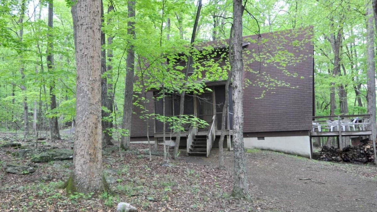 Berkeley Springs House | Cozy - wifi, wood stove, deck, screen porch, pool access, hiking, king