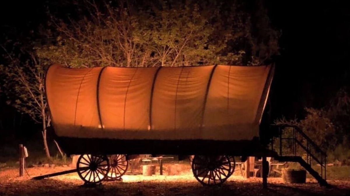Murphy House | Cozy Wild West Covered Wagon next to River