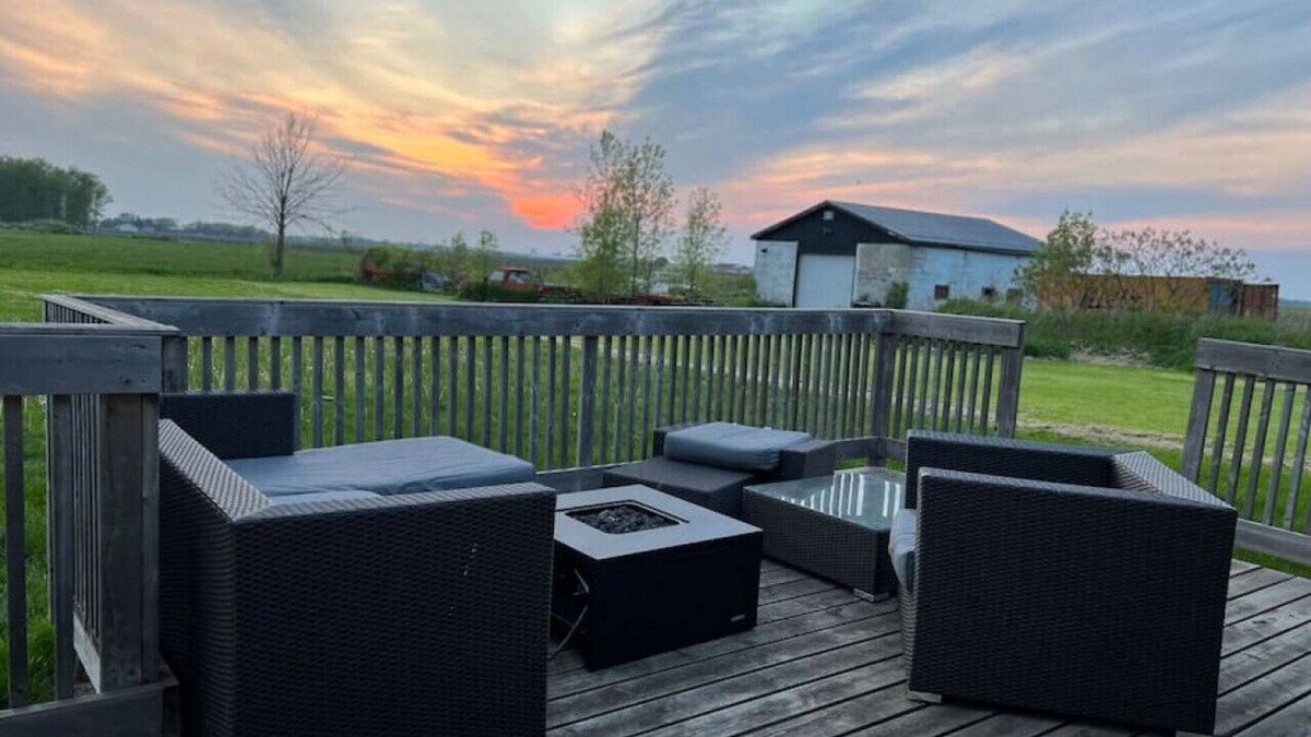 Niagara-on-the-Lake House | Cozy Wine Chateau-Niagara on the lake W/Fire table