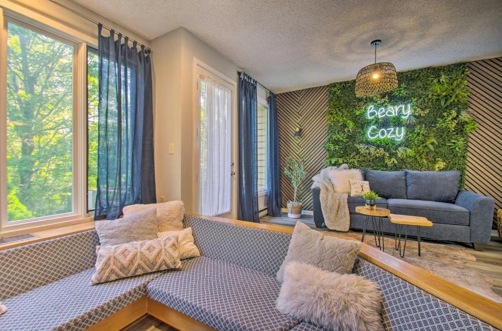 Nellysford House | Cozy Wintergreen Home with Balcony and Fireplace!